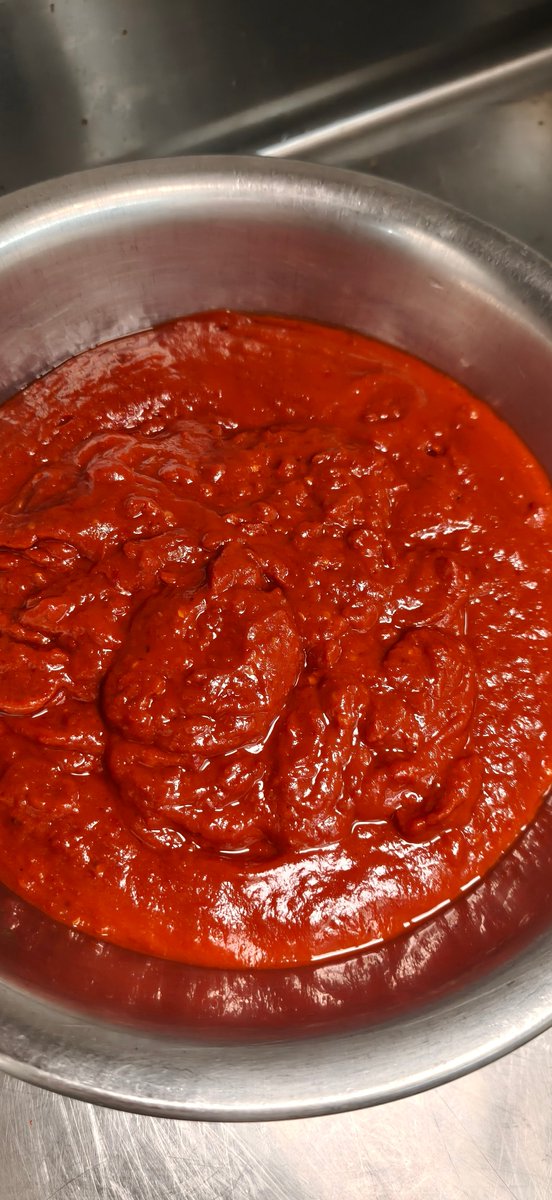 CrazzyNithi's tweet photo. Craving warm, aromatic Indian butter chicken tonight Tender chicken simmered in rich tomato-gravy with fragrant spices, served with flaky naan to dip. Pure cozy comfort in every bite!， https://t.co/9mTxMOTEbE