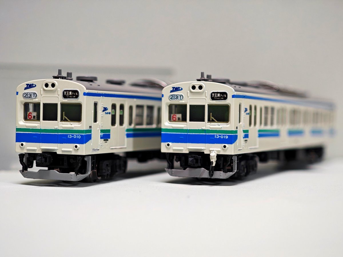 masu_sengun216's tweet photo. 「この路線に乗ると、いつも足元が焼けるようだ――。」

  ――東京臨海高速鉄道――
―臨海副都心線 13-000系―

2001年頃の天王洲アイル延伸後を想定した6連、常磐線から転籍した1000番台には冷房混在編成が居ました。

…という想定のフリーランス車です。
その後209系ベースの新型車に置換えられたとか。 https://t.co/I6eSZosMMV