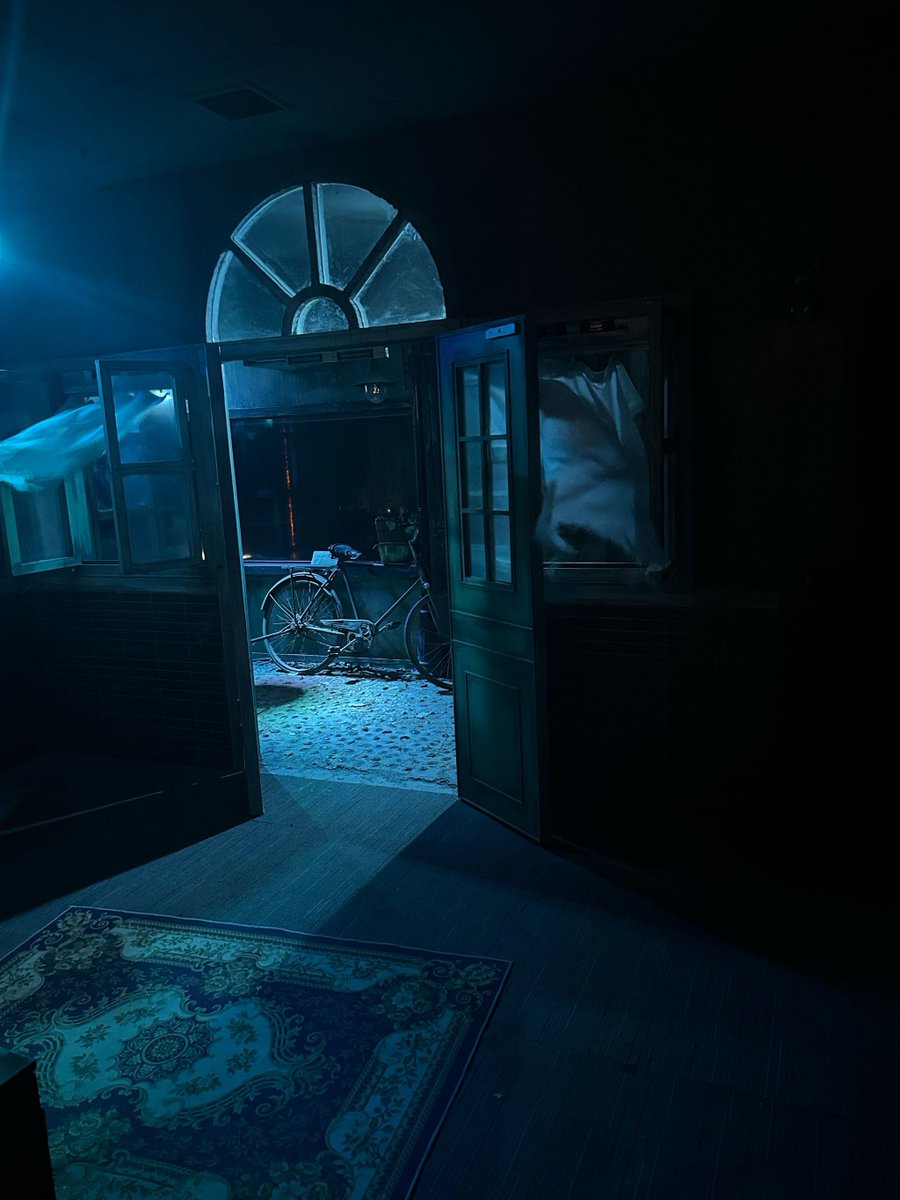 M69631195's tweet photo. Last-minute escape room challenge: 10 mins left, the 4-digit code is hidden in the clock and the faded note. Can we make it out before the lights go out， https://t.co/bwy1QngDAF