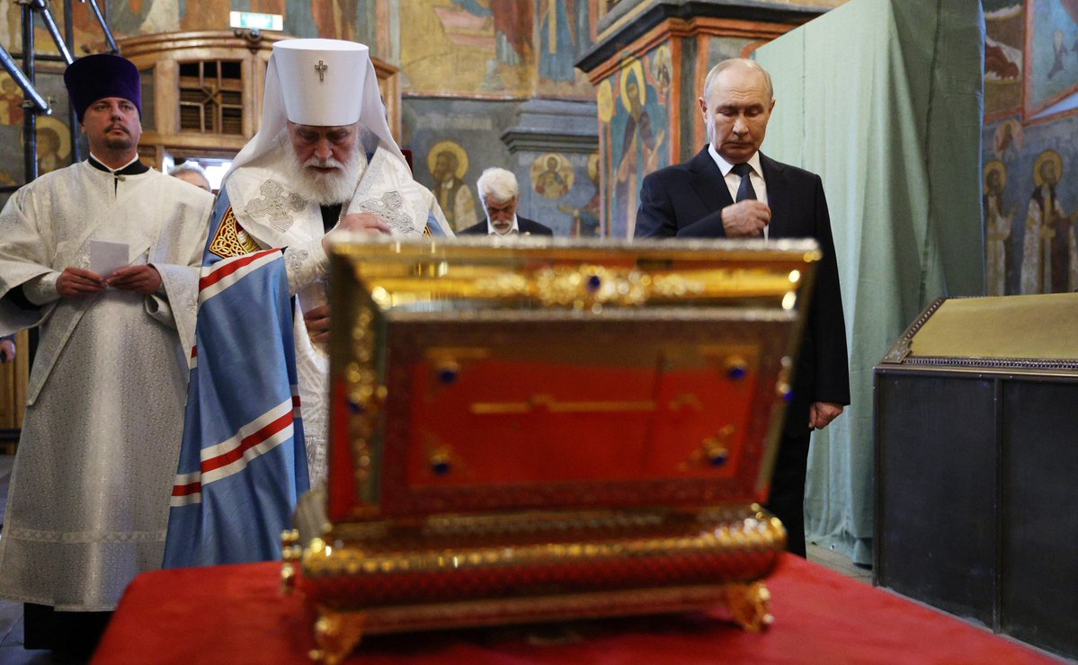 mfa_russia's tweet photo. ☦️ On August 20, President  #Putin visited the Archangel Cathedral of the Moscow Kremlin, where the relics of Grand Prince Dmitry #Donskoy were uncovered.

🙏 Patriarch Kirill blessed three fragments of the relics to be placed in reliquaries for veneration by the faithful. https://t.co/tNKo8CRZMD