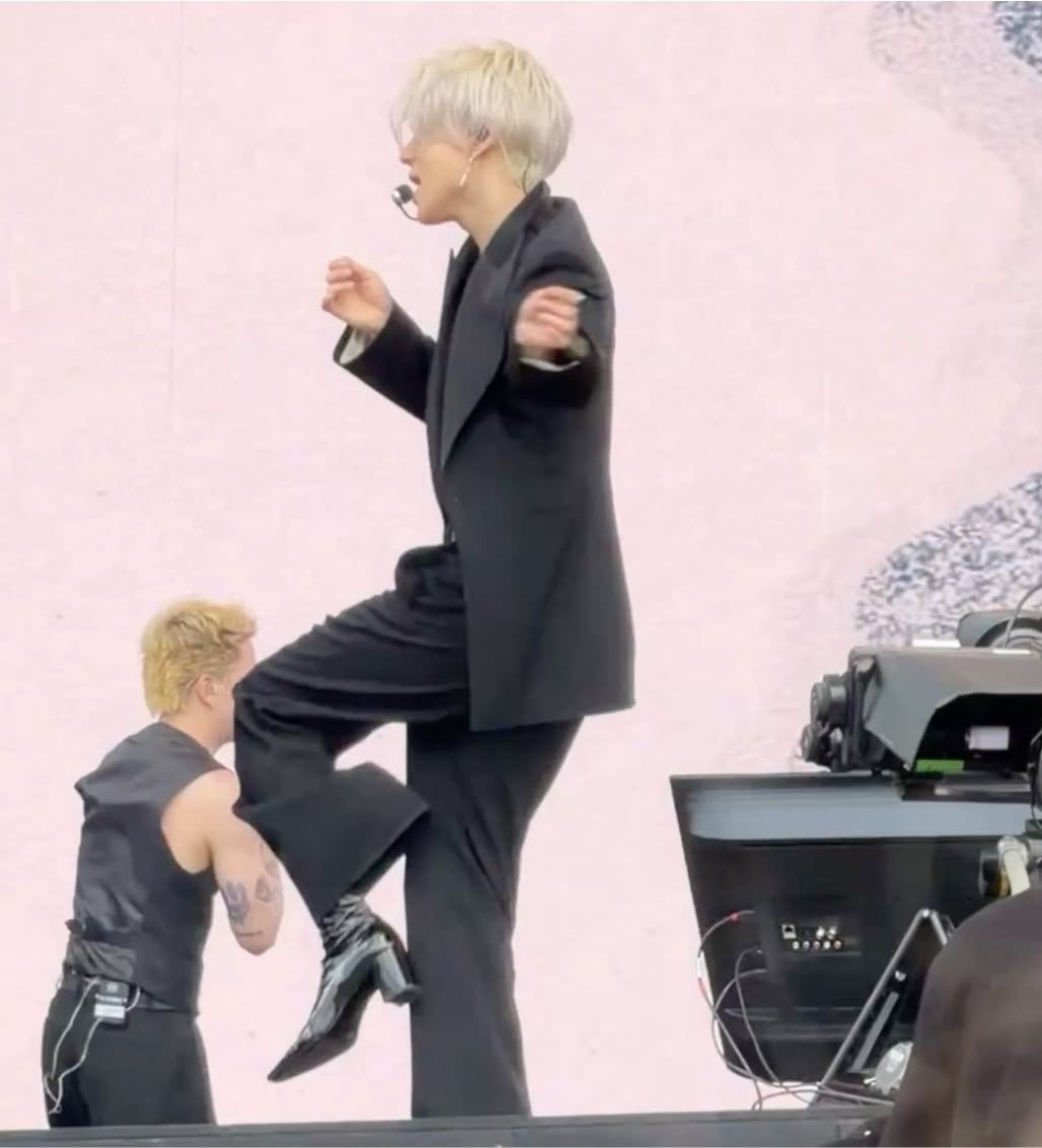 6v6zone's tweet photo. give me more taemin in heels https://t.co/OtqowvdZPO
