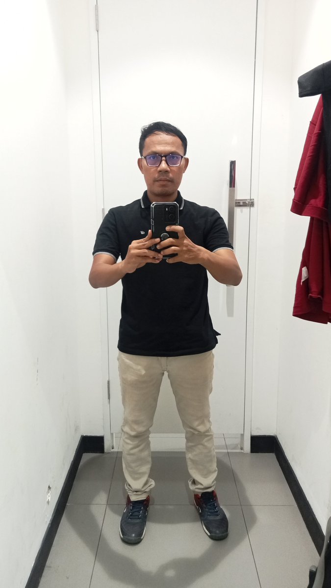 usoiman's tweet photo. Fitting baju up 70% no more https://t.co/Kj90vXki8N