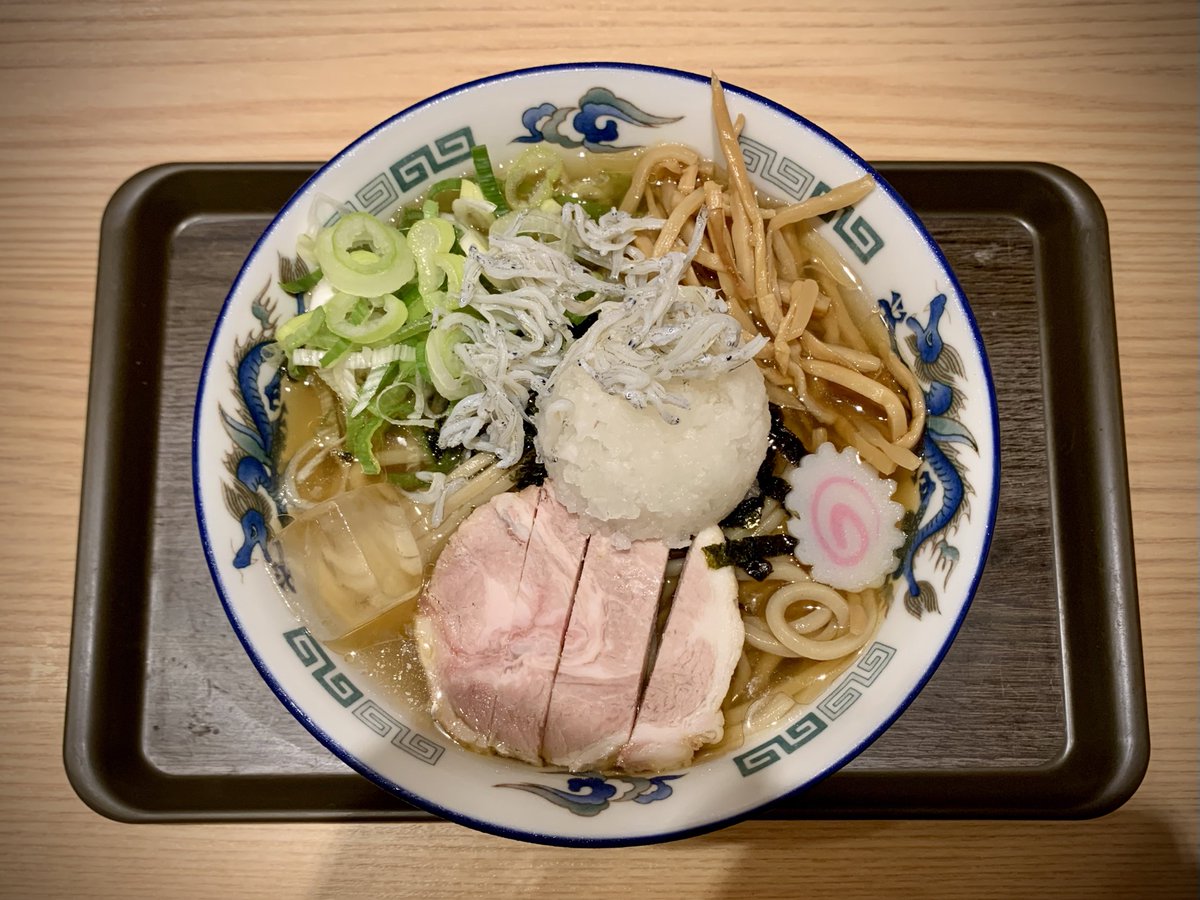 srsms's tweet photo. 舎鈴(しゃりん) 横浜ポルタ店＠横浜

しらすおろし冷かけ 940円

「舎鈴」の夏の名物メニュー。何だかんだで毎年のように食べている内に、このしょっぱさをこの時期身体が求めるようになった。今年はしらすおろし。卓上の粗挽き梅がよく合いますよ。 https://t.co/kcCXPwUOn6