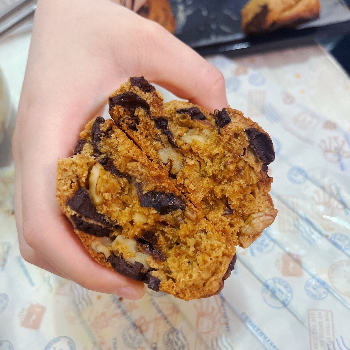 KovalevskiKonst's tweet photo. Just had the most perfect lazy Sunday baking session—warm chocolate chip cookies straight from the oven, still oozing with melted chocolate, and the whole house smells like pure joy https://t.co/IbJjM2GKhY