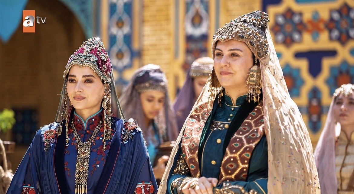 fannoftorerr's tweet photo. Madem yapabiliyordunuz önceden neden yapmadınız? Atmosfere, kıyafetlere bakın çok güzel. 
#AşkveTaht https://t.co/wrFbp6yTiE
