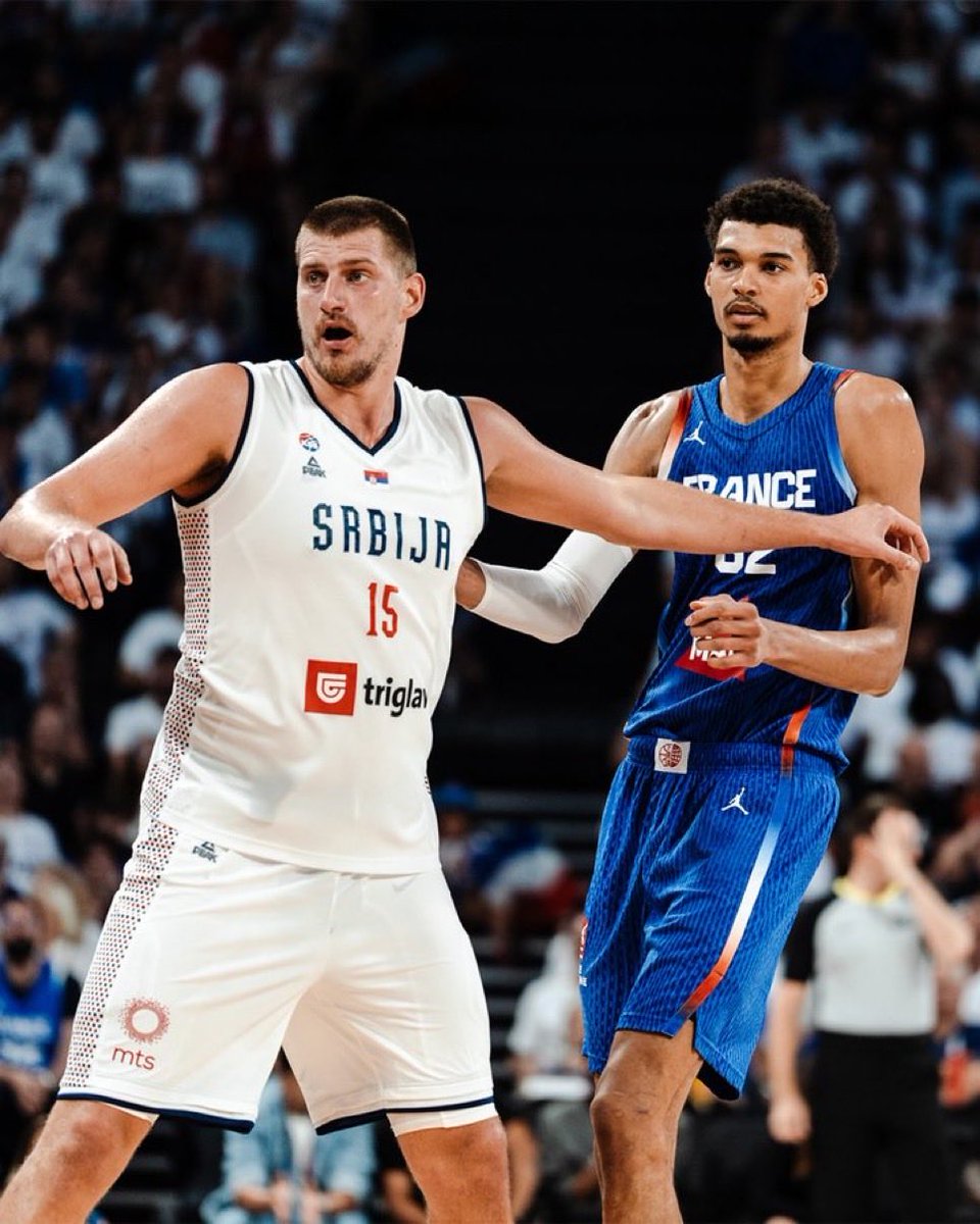 fou2basket3's tweet photo. Choc au sommet pour relancer les Bleus dans la course au Mondial 2027 !
La sélection tricolore affronte la Serbie dès 20h00 pour son tout premier duel de préparation de cette seconde phase qualificative. Une affiche XXL 
  
👽 vs 🃏 
📺 @lequipe https://t.co/y3P56QKHXm