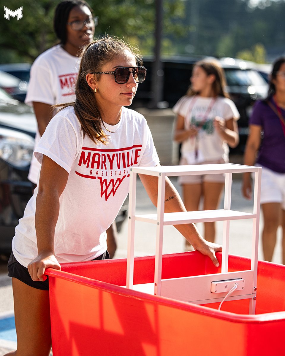 MaryvilleSaints's tweet photo. Welcoming in all the new Saints! 🤗🐾

Several teams were out this morning helping out with @MaryvilleU move in day! 👏🚚

#BigRedM | #OneTeamOneFamily https://t.co/WeIQM6MYmv