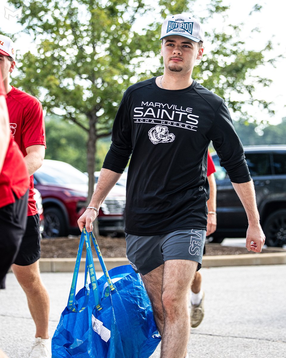 MaryvilleSaints's tweet photo. Welcoming in all the new Saints! 🤗🐾

Several teams were out this morning helping out with @MaryvilleU move in day! 👏🚚

#BigRedM | #OneTeamOneFamily https://t.co/WeIQM6MYmv