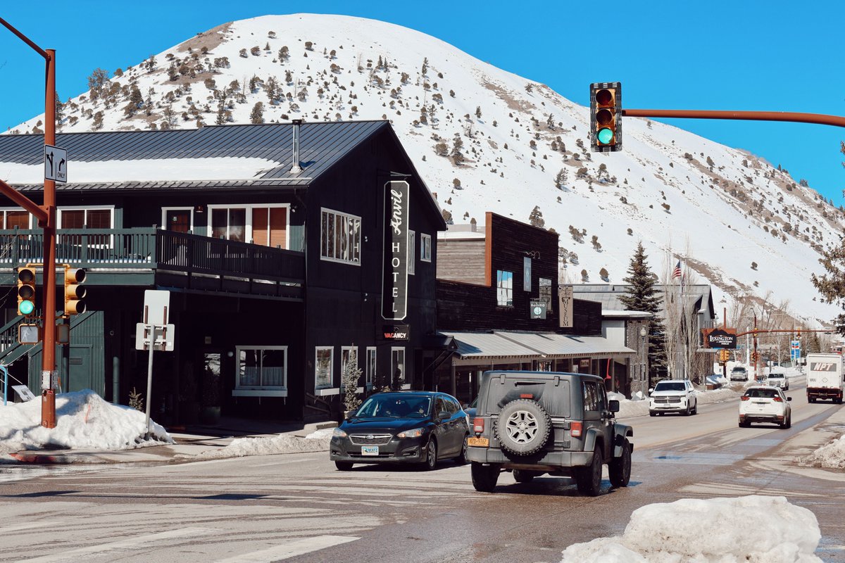 MountainJobs's tweet photo. Looking for seasonal work in a mountain town?

Winter hiring often begins August–October, while summer recruiting typically starts March–May. Applying early can improve your job and housing options.

https://t.co/5ekbKEBHTe

#MountainJobs #SeasonalJobs https://t.co/ebPV4DNrNM