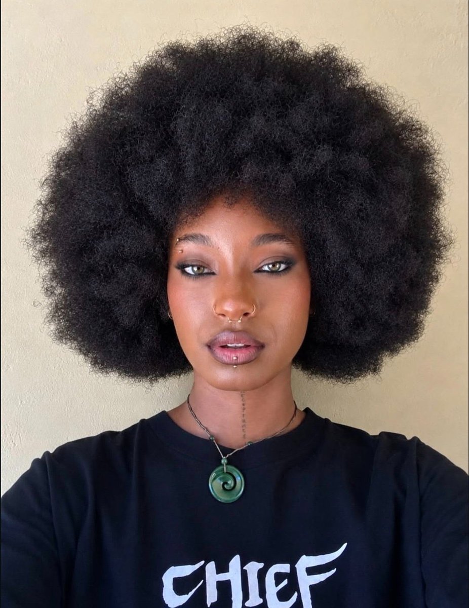 blacktwiterthrd's tweet photo. Willow Smith. https://t.co/W9gKUOadFe