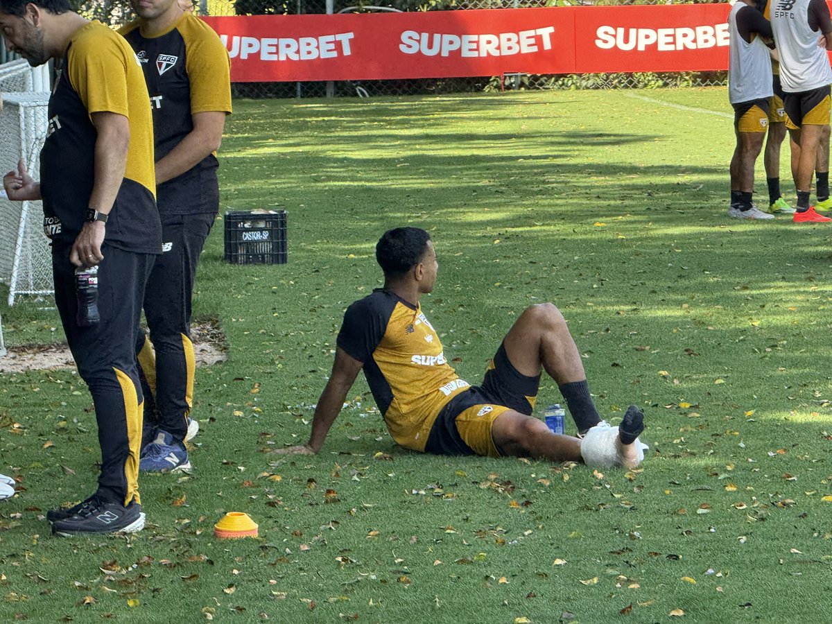 OGabrielSa's tweet photo. Victor Sá teve que deixar a atividade mais cedo aqui no CT. Tomou uma entrada de Wendell e faz gelo no tornozelo. Será avaliado na parte interna do CT, a princípio sem maior preocupação. https://t.co/wIzz802bHs