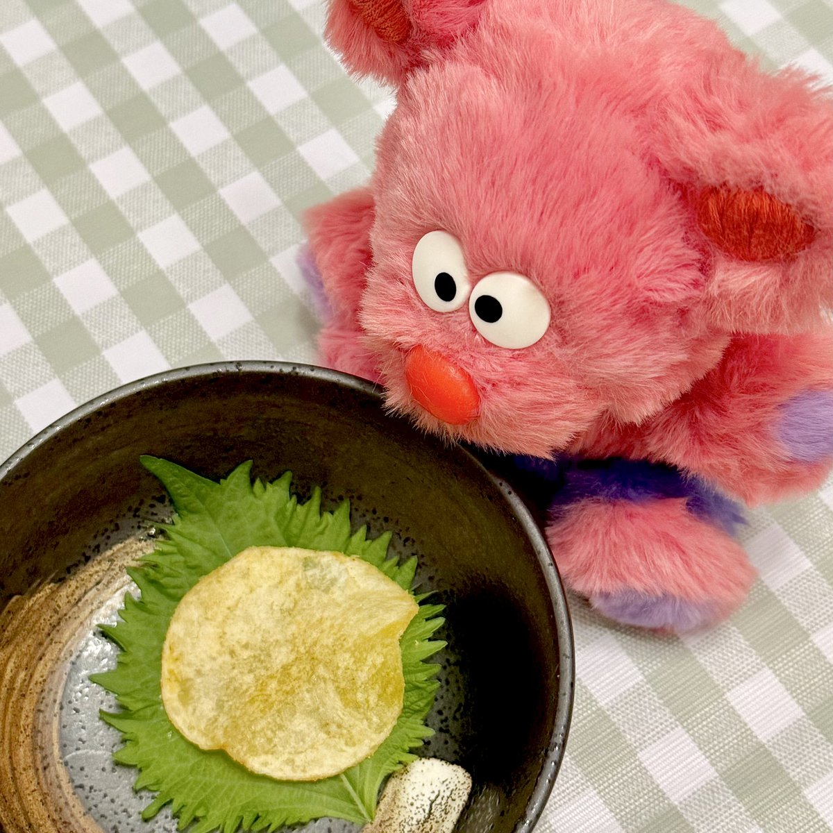 emirin5's tweet photo. 中国人大富豪の勧めるポテチ食べたよ🍟
美味しすぎて大葉が足りない。まごうことなき大富豪の食べ方。 https://t.co/DripbmxyMQ