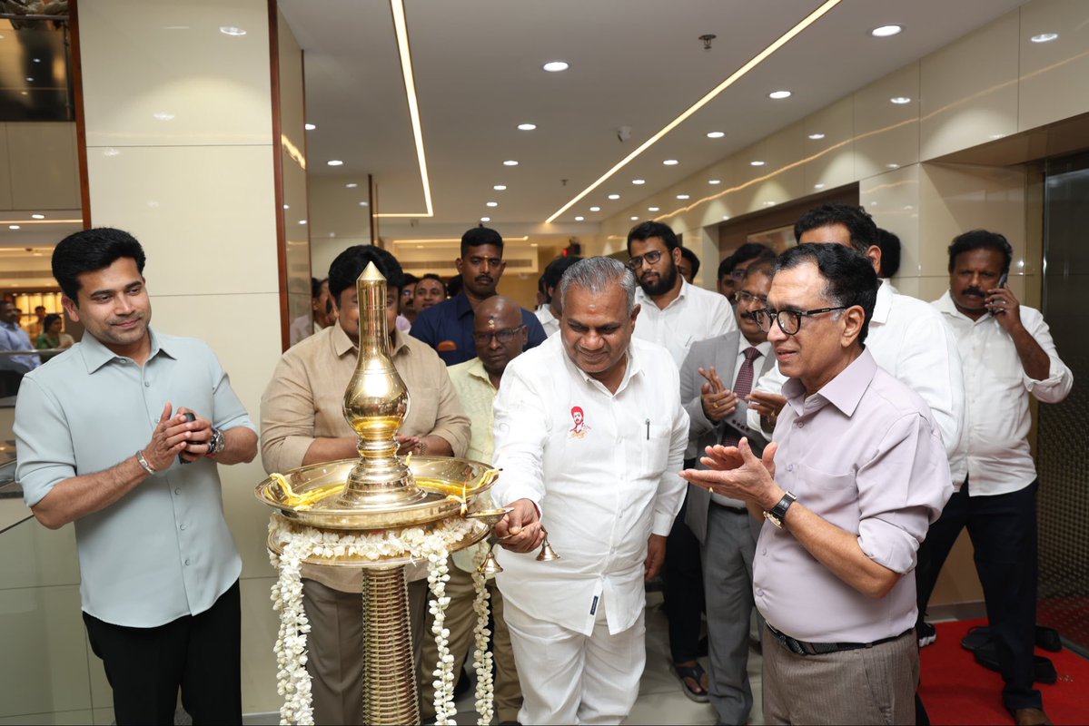 rajakumaari's tweet photo. அமைச்சர் திரு.N.ஆனந்த் MLA அவர்கள், சென்னை தியாகராய நகரில் புதிதாக திறக்கப்பட உள்ள அக்ஷய தங்க மாளிகை நகைக்கடைக்கு நேரில் சென்று, அதன் உரிமையாளர்கள் மற்றும் நிர்வாகத்தினரை சந்தித்து தனது மனமார்ந்த வாழ்த்துக்களை தெரிவித்தார்.!
@BussyAnand https://t.co/GHRQbnc7Bc