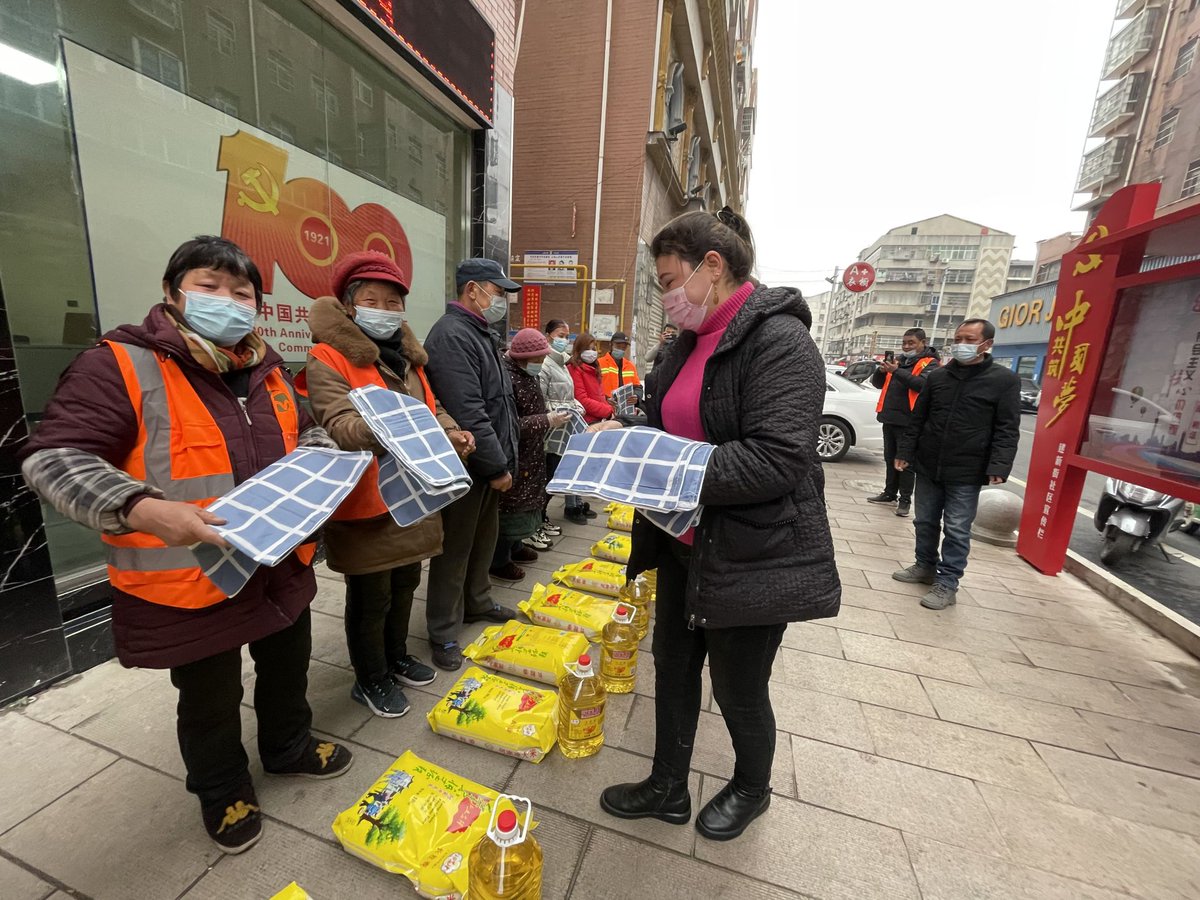 Icy_Spice_'s tweet photo. Just wrapped up 3 days of community food drive volunteering—helped sort 500+ meals and deliver groceries to 120 local families. Such a warm reminder of how small acts add up! ， https://t.co/0vn4dMXK4n