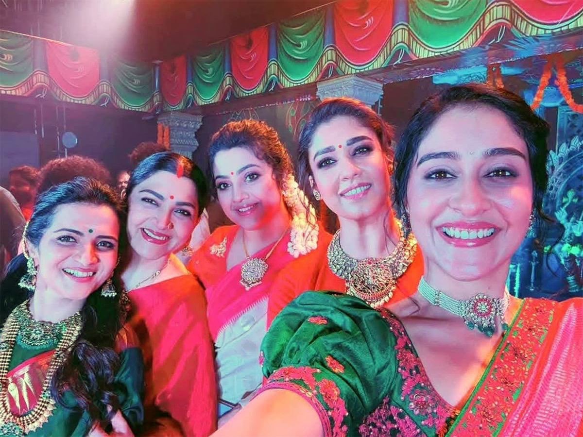 its_naslen's tweet photo. #MookuthiAmman2-ல் Regina Cassandra-வின் புதிய avatar மீது இப்பவே 🔥

#SundarC இயக்கத்தில் இந்த character நிச்சயம் பேசப்படும் !!🔥 https://t.co/gtFTzzYXb1