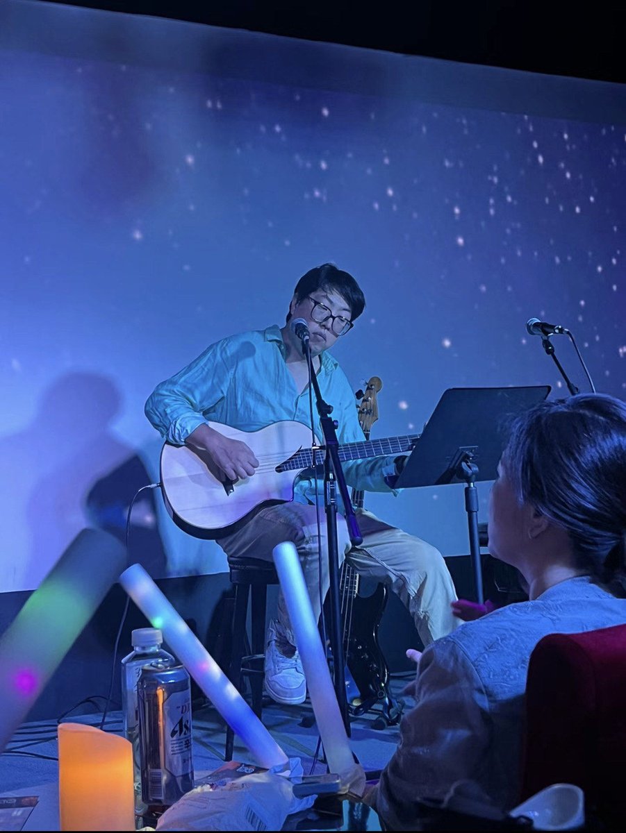 noina702's tweet photo. Just witnessed an electrifying indie band live at the downtown club—their new track had the whole crowd screaming! No better way to spend a Friday night ， https://t.co/02K9gc65X4