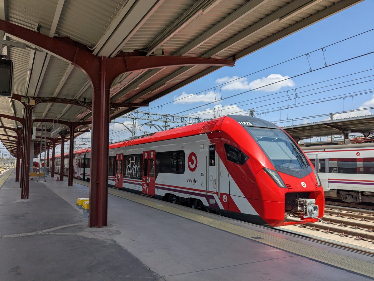 Unoscuantostre1's tweet photo. Uno de los nuevos 453 de @CercaniasMadrid @Renfe hoy en Chamartín. #Renfe #Cercanías #tren #ferrocarril #Madrid https://t.co/BJIQpwKxaq
