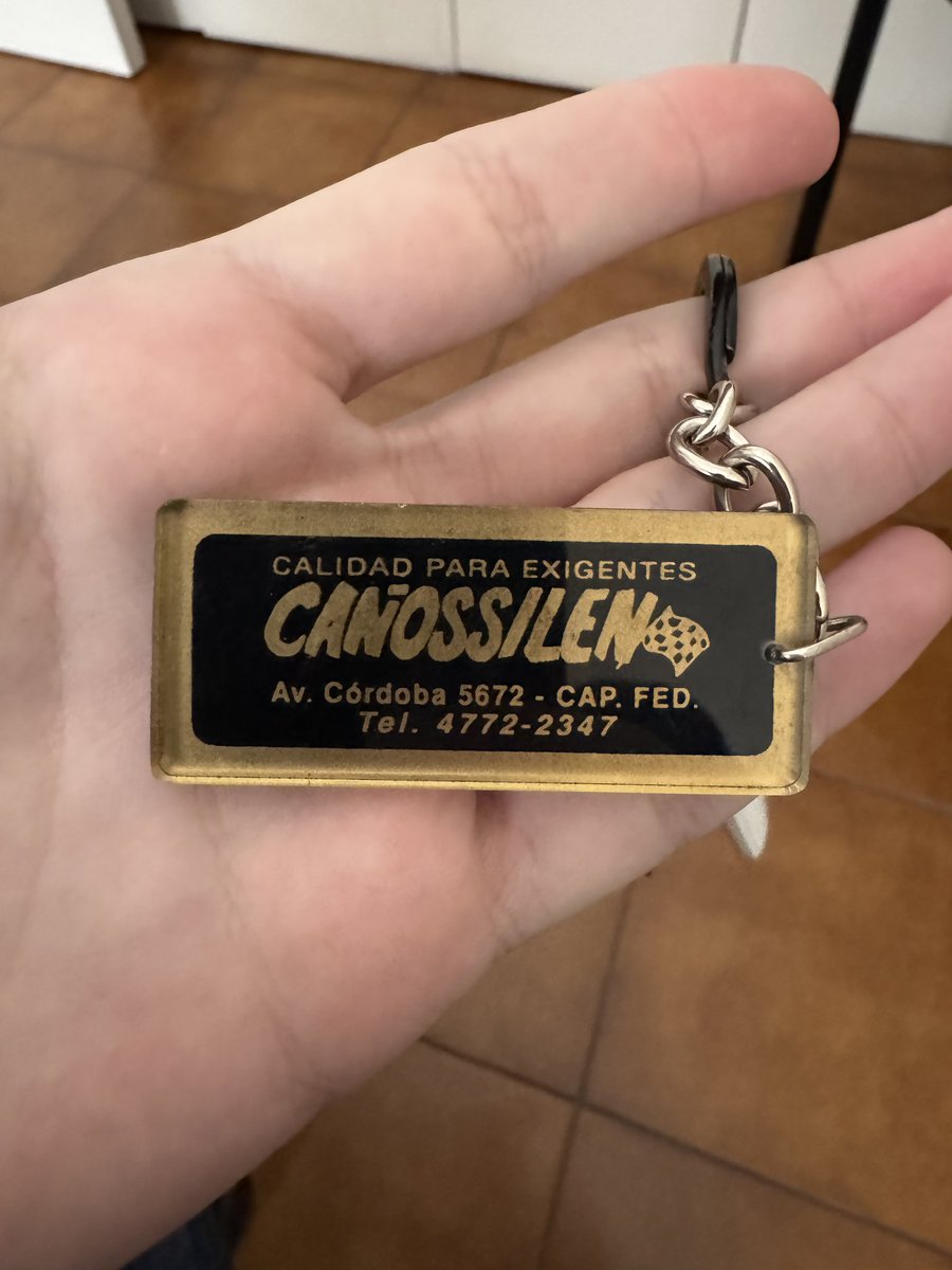 eijosandro's tweet photo. hoy en una caja en casa encontre este llavero bien retro de cuando era cliente nuestro cañossilen

respira 90s nose si lo seguiran haciendo https://t.co/9WRNR4TASh