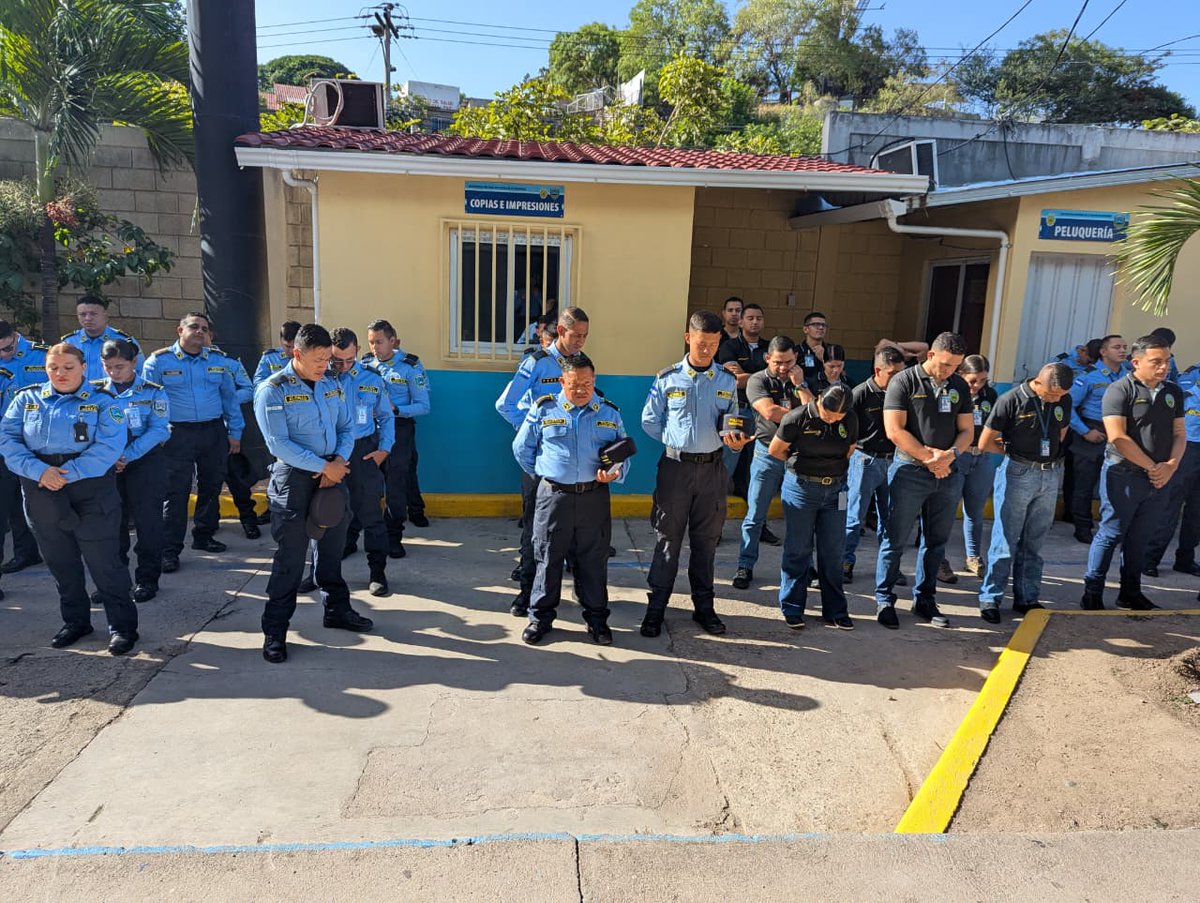 UNPH_EP's tweet photo. Salmo 82:3-4: «Defended al pobre y al huérfano; haced justicia al afligido y al menesteroso. Librad al afligido y al necesitado; rescatadlo de mano de los impíos.

#UNPH #PoliciaNacionaldeHonduras #ministeriocristiano https://t.co/zJRNRSXJFn