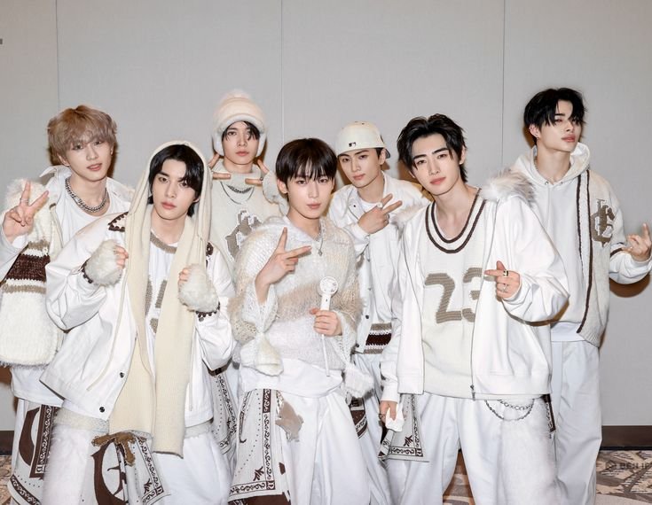 EN_SEV7N's tweet photo. @cis_enfanbase #SEVEN_LIGHTS_ONE_HOME
#OUR_HEARTS_STAY_WITH_7 https://t.co/4g8a4r7M5C