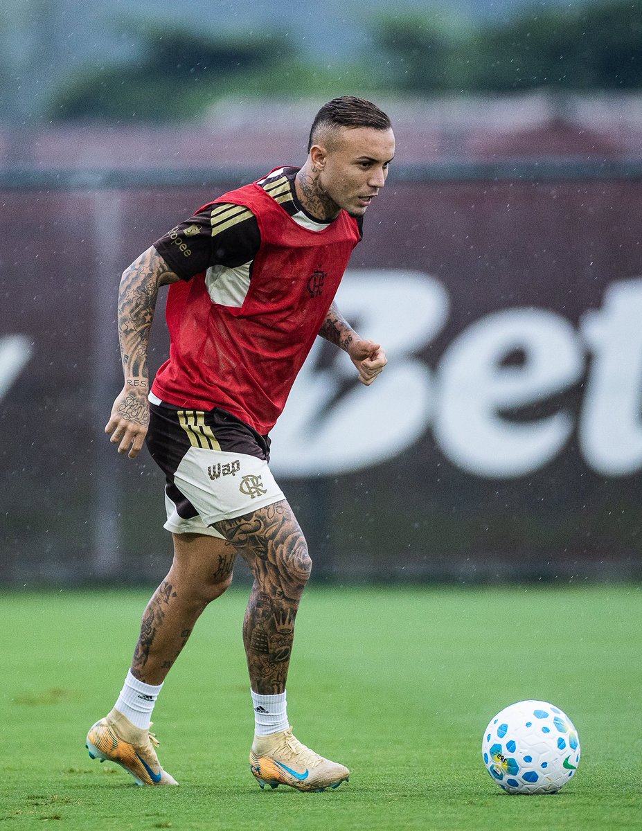 futebol_info's tweet photo. ⚠️ Agora! Everton Cebolinha, do Flamengo, tem 3 propostas de pré-contrato: Krasnodar (Rússia), Colorado Rapids (Estados Unidos) e Fiorentina (Itália).

O atacante esteve muito perto do clube russo, mas Colorado Rapids e Fiorentina apareceram com boas ofertas.

Cebolinha tem contrato até dezembro e não vai renovar. Depois que assinar o pré-contrato, o estafe do jogador vai negociar uma saída imediata. O Fla topa negociar uma saída imediata para o exterior.

🗞️ @venecasagrande 
📸 Gilvan de Souza/CRF