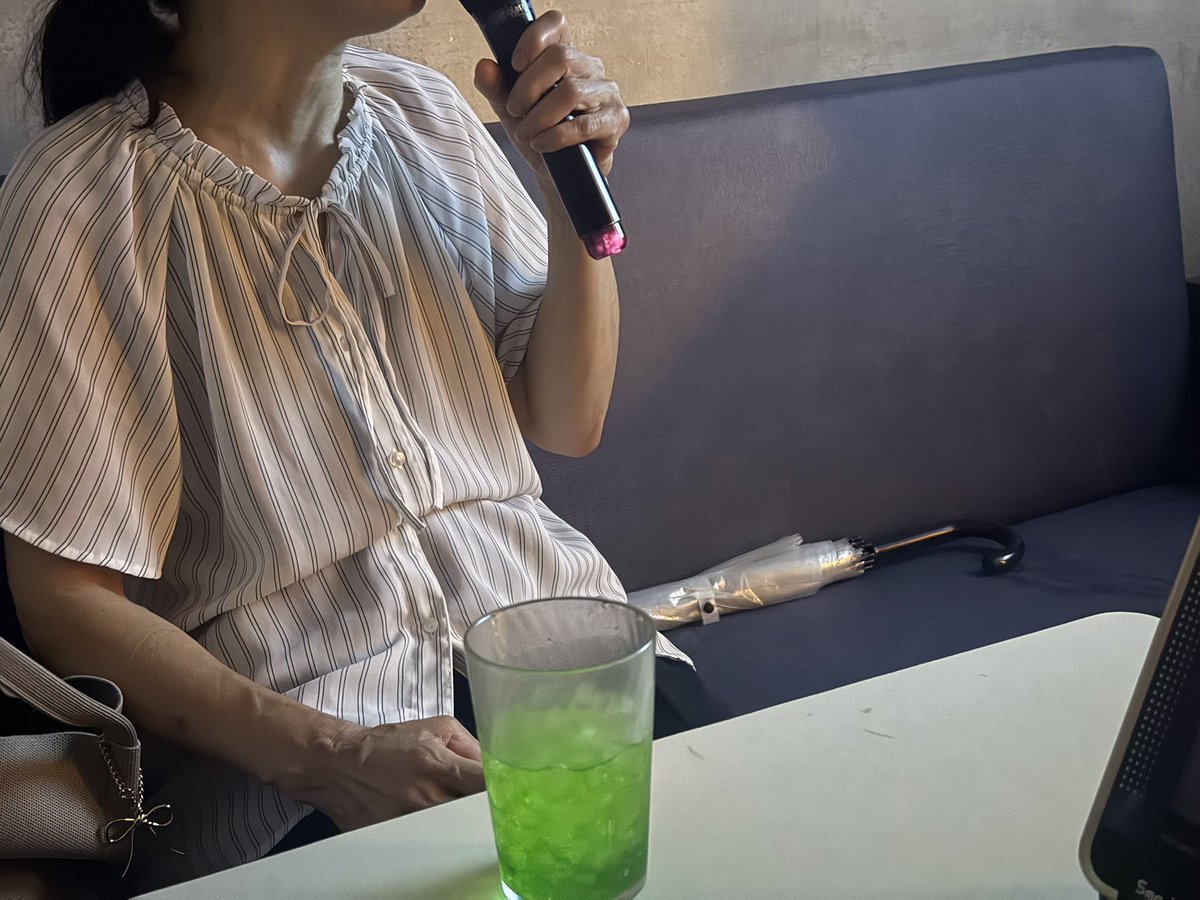 a_chan_second's tweet photo. お母さんと焼肉🥩🔥
改めて誕生日のお祝いしたよ☺️🎉

ご飯のあとはカラオケ🎤
少しは息抜きできたかな〜？

今日は久しぶりにお家へ帰ります🙂 https://t.co/31lG1cg9gb