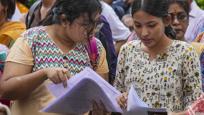 IndiaToday's tweet photo. UPSC Mains 2026: Candidates get 5 days to challenge questions after exam ends:
Read more:
https://t.co/nZYTNCvQzP
#UPSCMains #QuestionPaper #Objections https://t.co/Jq2wyONdqd