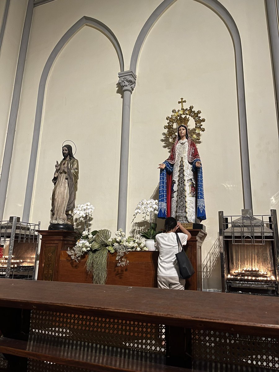 A581497's tweet photo. Healing termewah bagiku malam ini sehabis pulang kerja, ke katedral lalu duduk, lalu bengong liat patung Tuhan Yesusku dan patung Bunda Maria lalu pulang dengan hati yang lega ✨🍀🍃 https://t.co/GVSww2AV5U