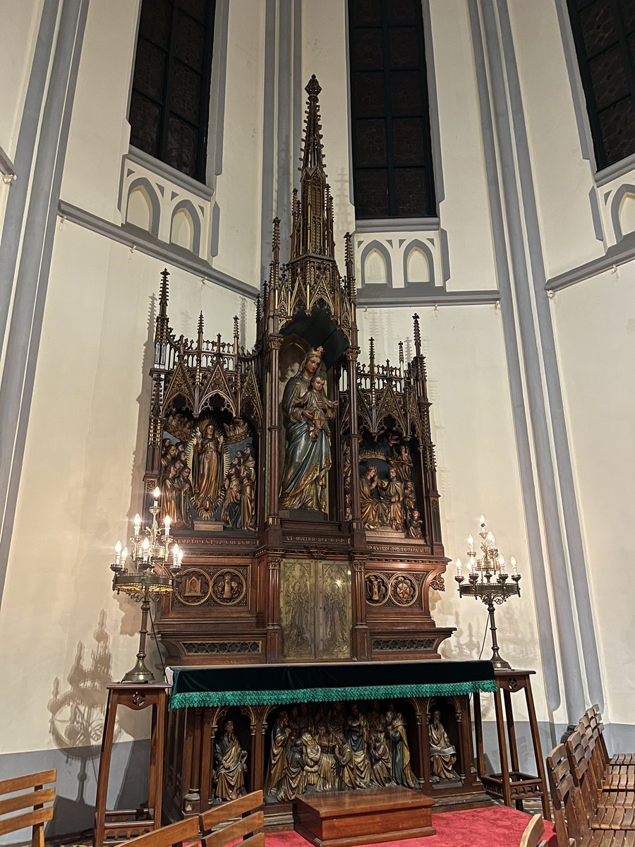A581497's tweet photo. Healing termewah bagiku malam ini sehabis pulang kerja, ke katedral lalu duduk, lalu bengong liat patung Tuhan Yesusku dan patung Bunda Maria lalu pulang dengan hati yang lega ✨🍀🍃 https://t.co/GVSww2AV5U