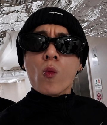 JEONKH_'s tweet photo. He's so damn hot!! Looks attractive https://t.co/0OyetIkuH1