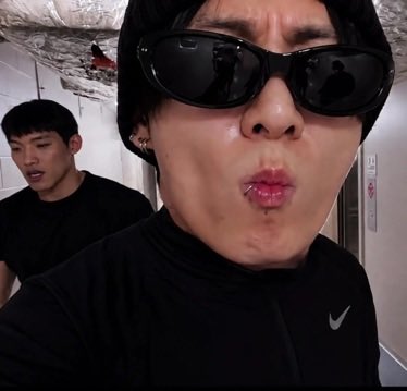 JEONKH_'s tweet photo. He's so damn hot!! Looks attractive https://t.co/0OyetIkuH1