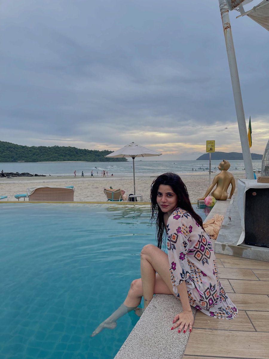HotCrave_'s tweet photo. Divya Bharathi serving major poolside vibes ✨💦

#DivyaBharathi https://t.co/sQeUGCxQbG