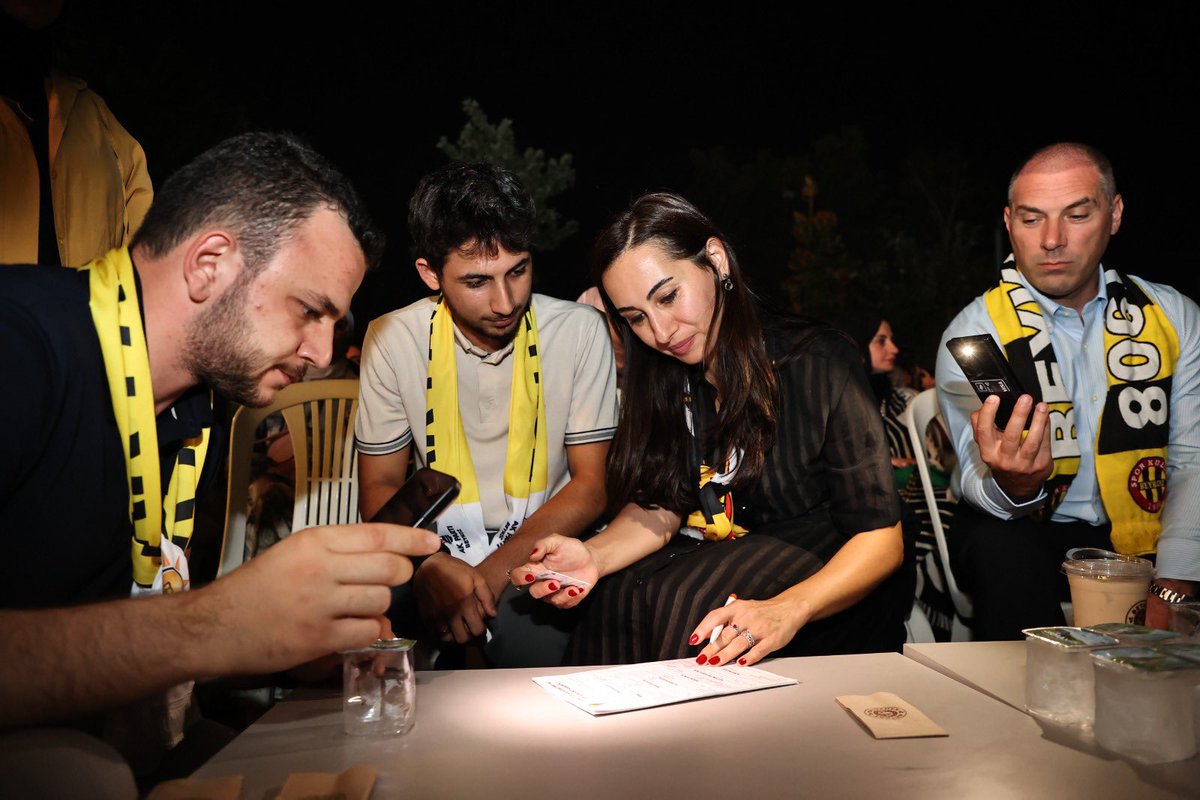 akgenclikbeykz's tweet photo. 19.08 Dünya Beykozlular Günü’nde binlerce komşumuzla tek yürek olduk! 
Derya Uluğ’un muhteşem sahne performansıyla unutulmaz bir gece yaşadık. 
Bu coşkuya ortak olan tüm hemşehrilerimize teşekkür ederiz. 💛🖤 daha samimi olsun https://t.co/sL6YPDILtf