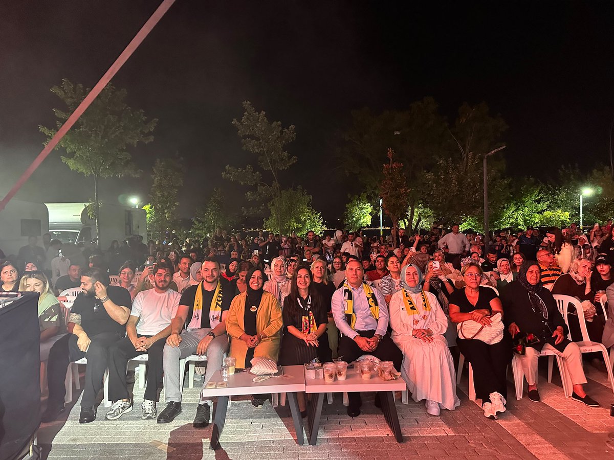 akgenclikbeykz's tweet photo. 19.08 Dünya Beykozlular Günü’nde binlerce komşumuzla tek yürek olduk! 
Derya Uluğ’un muhteşem sahne performansıyla unutulmaz bir gece yaşadık. 
Bu coşkuya ortak olan tüm hemşehrilerimize teşekkür ederiz. 💛🖤 daha samimi olsun https://t.co/sL6YPDILtf
