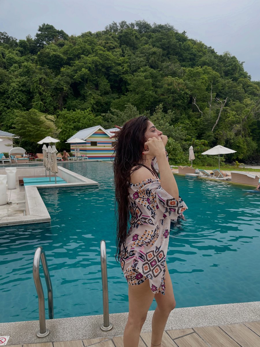 HotCrave_'s tweet photo. Divya Bharathi serving major poolside vibes ✨💦

#DivyaBharathi https://t.co/sQeUGCxQbG