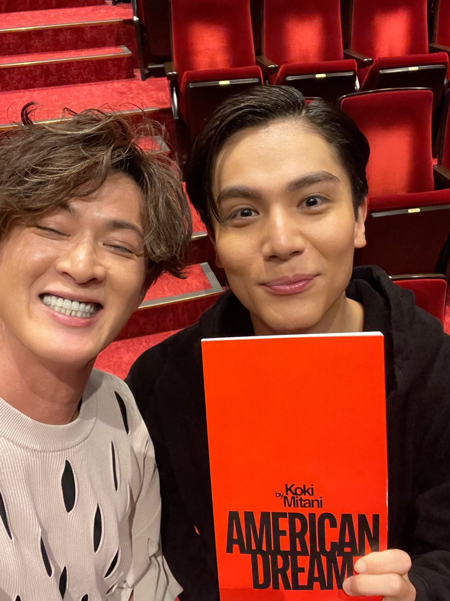 ShinyaNIRO's tweet photo. #三谷幸喜 氏 作・演出の舞台
『アメリカン・ドリーム』
を観劇👀

「赤狩り」という1940〜50年代のアメリカでの歴史が背景とあって、事前に赤狩りを予習して挑んだ。ぼくには難しいかも…と不安だったけど、さすがは三谷さん、現代にも通じる、普遍的で切なさと苦しみと温かさのある、映画を愛する人間劇となっていて釘付け‼️
みんなそれぞれの「守りたいもの」を必死で守りながら生きている姿は、現代にも通じるし、政治や世論や風潮と戦う個人たちがみんな愛おしかった。オシャレな演出で素晴らしかったです👏🏼👏🏼
そして、大好きな人たちがどんどん出てくる至福の演劇💜
超技巧派の大先輩たちと、純粋さ100%でぶつかって行く #中川大志 。最高でした❣️❣️

#小日向文世 さん、#浅野和之 さん、もう、どうしよ。僕は素晴らしい先輩たちと何度も共演してるのだ‼️
その他の出演者の皆様もとにかく巧い！

あぁ、良い芝居を観ました😭😭😭😭

#アメリカンドリーム
