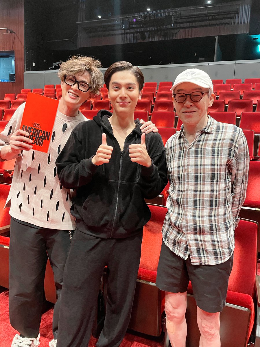 ShinyaNIRO's tweet photo. #三谷幸喜 氏 作・演出の舞台
『アメリカン・ドリーム』
を観劇👀

「赤狩り」という1940〜50年代のアメリカでの歴史が背景とあって、事前に赤狩りを予習して挑んだ。ぼくには難しいかも…と不安だったけど、さすがは三谷さん、現代にも通じる、普遍的で切なさと苦しみと温かさのある、映画を愛する人間劇となっていて釘付け‼️
みんなそれぞれの「守りたいもの」を必死で守りながら生きている姿は、現代にも通じるし、政治や世論や風潮と戦う個人たちがみんな愛おしかった。オシャレな演出で素晴らしかったです👏🏼👏🏼
そして、大好きな人たちがどんどん出てくる至福の演劇💜
超技巧派の大先輩たちと、純粋さ100%でぶつかって行く #中川大志 。最高でした❣️❣️

#小日向文世 さん、#浅野和之 さん、もう、どうしよ。僕は素晴らしい先輩たちと何度も共演してるのだ‼️
その他の出演者の皆様もとにかく巧い！

あぁ、良い芝居を観ました😭😭😭😭

#アメリカンドリーム
