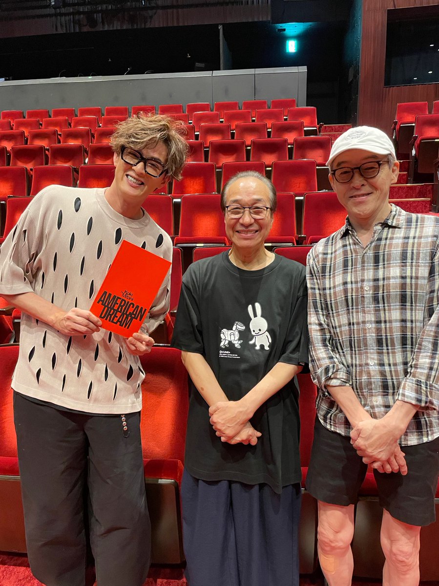 ShinyaNIRO's tweet photo. #三谷幸喜 氏 作・演出の舞台
『アメリカン・ドリーム』
を観劇👀

「赤狩り」という1940〜50年代のアメリカでの歴史が背景とあって、事前に赤狩りを予習して挑んだ。ぼくには難しいかも…と不安だったけど、さすがは三谷さん、現代にも通じる、普遍的で切なさと苦しみと温かさのある、映画を愛する人間劇となっていて釘付け‼️
みんなそれぞれの「守りたいもの」を必死で守りながら生きている姿は、現代にも通じるし、政治や世論や風潮と戦う個人たちがみんな愛おしかった。オシャレな演出で素晴らしかったです👏🏼👏🏼
そして、大好きな人たちがどんどん出てくる至福の演劇💜
超技巧派の大先輩たちと、純粋さ100%でぶつかって行く #中川大志 。最高でした❣️❣️

#小日向文世 さん、#浅野和之 さん、もう、どうしよ。僕は素晴らしい先輩たちと何度も共演してるのだ‼️
その他の出演者の皆様もとにかく巧い！

あぁ、良い芝居を観ました😭😭😭😭

#アメリカンドリーム