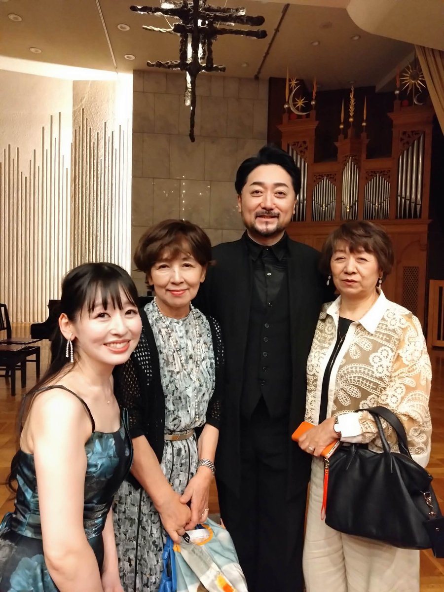 HiroharuOno's tweet photo. 石川保子さんメモリアルガラコンサート終演。
途中何度もうるっときましたが、歌唱に影響出さない為にみんなで必死にごまかし話をした舞台袖を僕は忘れることがないでしょう。
保子さんを想うひとときに多くの方がご来場頂き、主催してくれた耕平くん、維さんにも大きな感謝を💐 https://t.co/sJIk3RqXeG