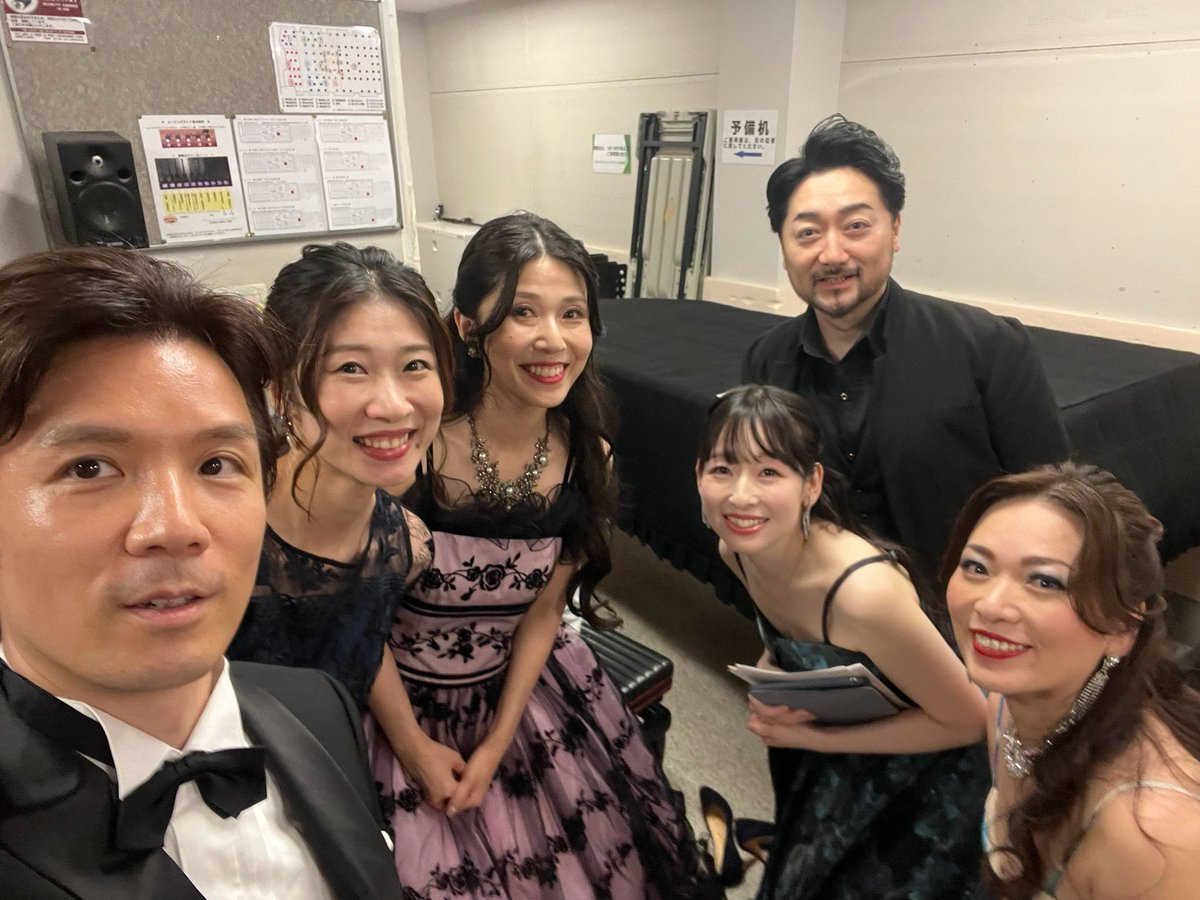 HiroharuOno's tweet photo. 石川保子さんメモリアルガラコンサート終演。
途中何度もうるっときましたが、歌唱に影響出さない為にみんなで必死にごまかし話をした舞台袖を僕は忘れることがないでしょう。
保子さんを想うひとときに多くの方がご来場頂き、主催してくれた耕平くん、維さんにも大きな感謝を💐 https://t.co/sJIk3RqXeG