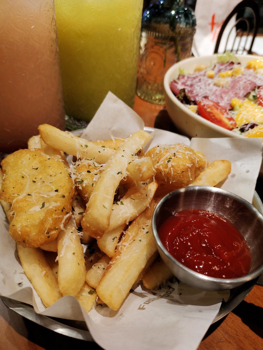 GZl7OWgR5JnCAgc's tweet photo. Just stole a bite of my partner’s fries and they playfully nudged my arm—small things that make my day so much sweeter. https://t.co/QLdNUSKGRh