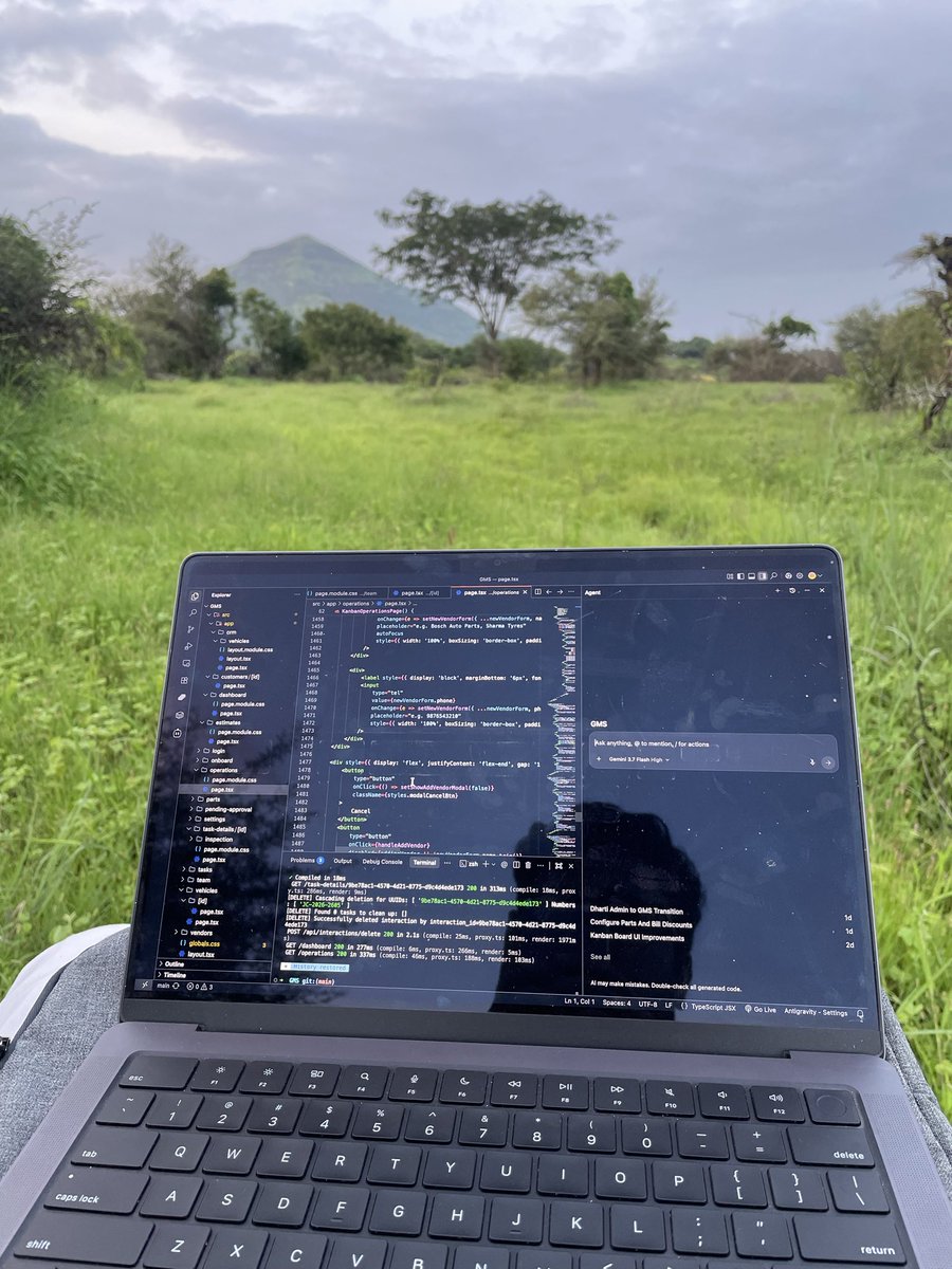 kivirooo's tweet photo. What's stopping you from coding like this...? https://t.co/ZCj1WtCOMT