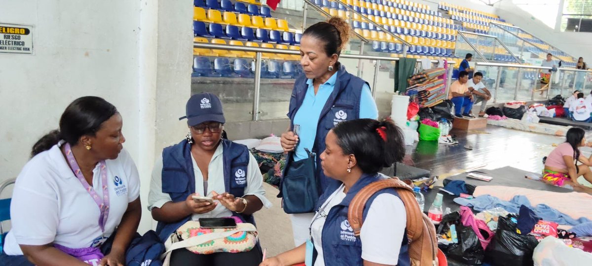 DefensoriaCol's tweet photo. Hacemos seguimiento a la emergencia en el departamento del Chocó y desplegamos nuestros equipos territoriales en Villa España, Bahía Solano y El Silencio, el Banco de Alimentos de la Diócesis de Quibdó y los asentamientos indígenas de Sopía, La Esperanza, Queravida, Futuro Indio y Dumaza.

En Villa España constatamos que alrededor de 100 viviendas presentan alto riesgo de colapso y no son aptas para ser habitadas. Sin embargo, las familias continúan allí ante la falta de alternativas de reubicación. A esta situación se suma la doble vulnerabilidad generada por los daños estructurales del sismo y la intensificación de los enfrentamientos entre grupos armados ilegales por el control territorial. Nuestra Delegada para la Orientación y Asesoría a Víctimas brindó atención legal y psicosocial a 144 personas.

🧵👇🏼