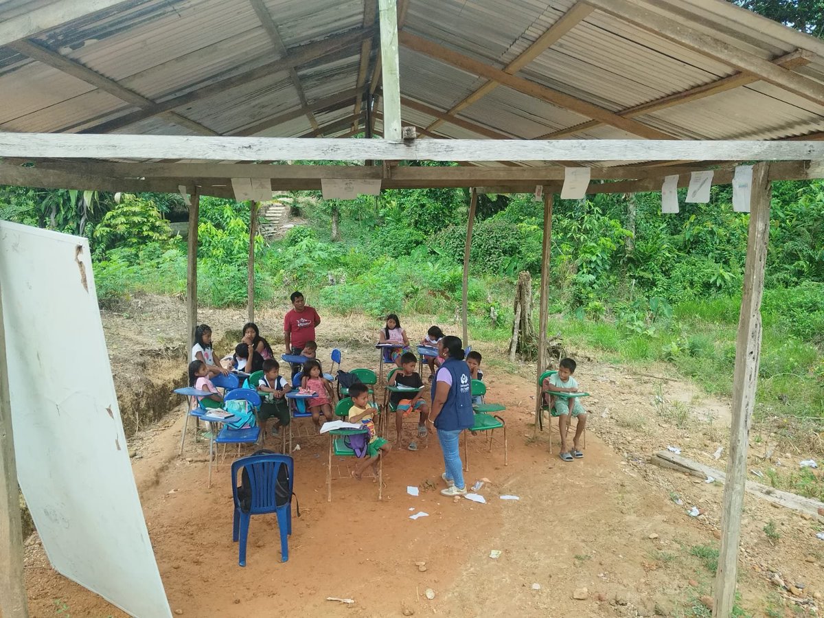 DefensoriaCol's tweet photo. Hacemos seguimiento a la emergencia en el departamento del Chocó y desplegamos nuestros equipos territoriales en Villa España, Bahía Solano y El Silencio, el Banco de Alimentos de la Diócesis de Quibdó y los asentamientos indígenas de Sopía, La Esperanza, Queravida, Futuro Indio y Dumaza.

En Villa España constatamos que alrededor de 100 viviendas presentan alto riesgo de colapso y no son aptas para ser habitadas. Sin embargo, las familias continúan allí ante la falta de alternativas de reubicación. A esta situación se suma la doble vulnerabilidad generada por los daños estructurales del sismo y la intensificación de los enfrentamientos entre grupos armados ilegales por el control territorial. Nuestra Delegada para la Orientación y Asesoría a Víctimas brindó atención legal y psicosocial a 144 personas.

🧵👇🏼