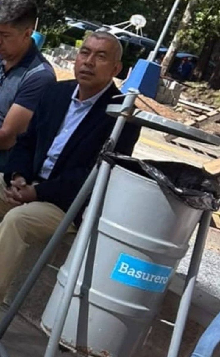 RadioFiesta3's tweet photo. Por eso es que no progresamos. 
Dejan la basura a la par de un bote en vez de echarla dentro. https://t.co/lO9mrrr3z5