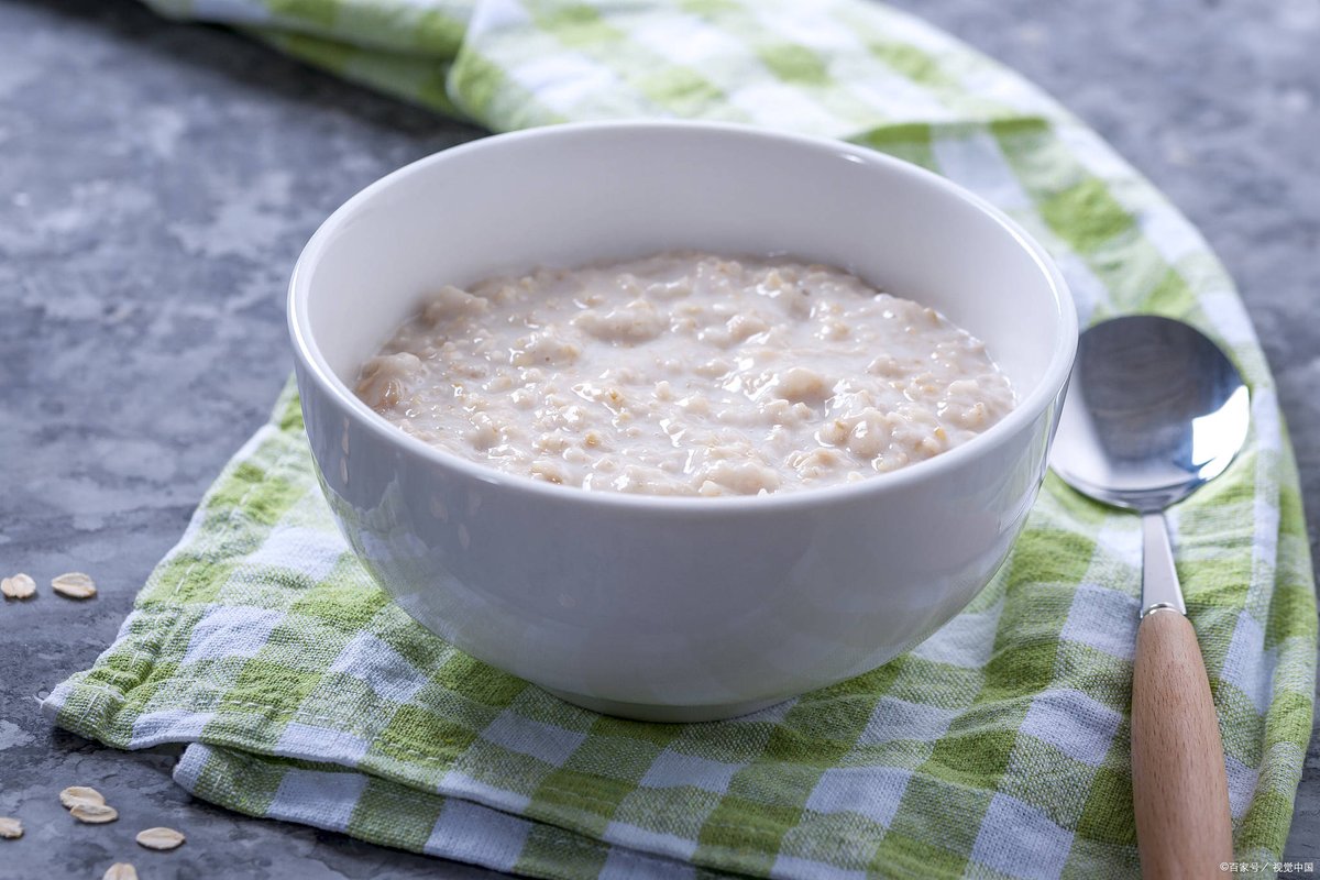 youssifsalem3's tweet photo. Just made a quick oatmeal bowl with fresh strawberry slices and a dash of honey  Perfect little morning pick-me-up for a busy weekday! https://t.co/AEQ8zle8Oq