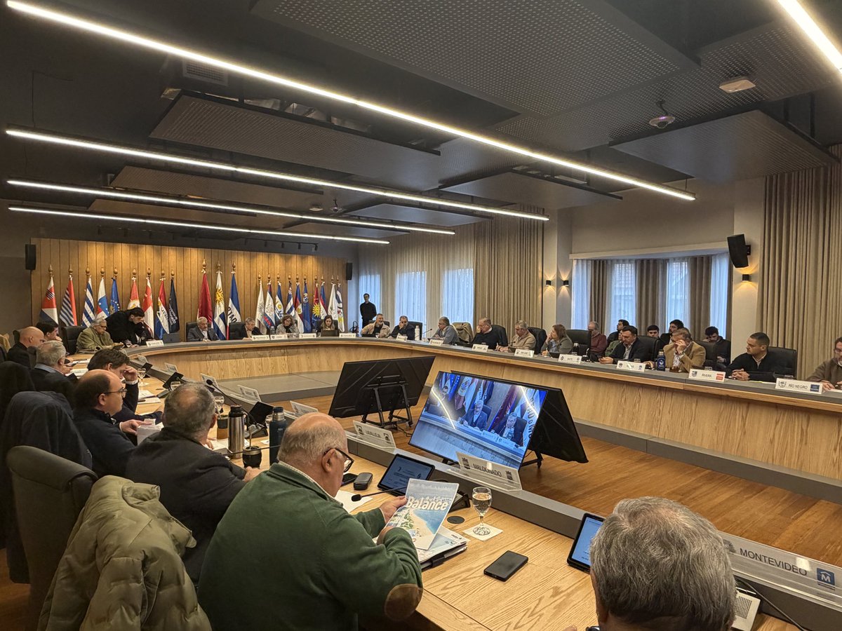 PajaroEnciso's tweet photo. Aquí, con atención y preocupación, recibiendo al Director del SINAE, Leandro Palomeque, para conocer de primera mano la situación de El Niño, cuyos impactos ya hoy son tangibles en 6 departamentos, con más de 1.740 personas desplazadas.
Coordinación y trabajo conjunto para anticiparnos, estar preparados y dar respuesta ante esta situación. @cintendentesuy @FloridaIDF