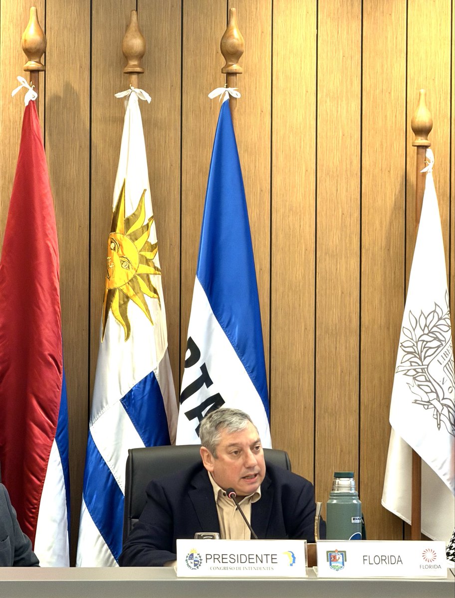 PajaroEnciso's tweet photo. Aquí, con atención y preocupación, recibiendo al Director del SINAE, Leandro Palomeque, para conocer de primera mano la situación de El Niño, cuyos impactos ya hoy son tangibles en 6 departamentos, con más de 1.740 personas desplazadas.
Coordinación y trabajo conjunto para anticiparnos, estar preparados y dar respuesta ante esta situación. @cintendentesuy @FloridaIDF