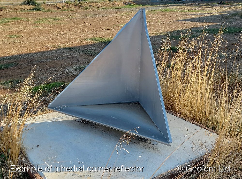 Megaconstellati's tweet photo. SpaceX have installed arrays of 5 sky-facing trihedral corner reflectors at at least two of the new @Starlink mega gateways, very likely for calibration and verification of SAR sensors on Starshield satellites.
🚩Roll, AZ 32.81537,-113.79733
🚩Des Moines, NM 36.69751, -103.79202 https://t.co/5yL8VbPhvt