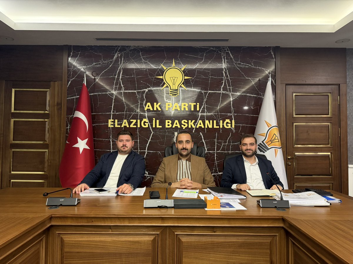 akgenclikelazig's tweet photo. MKYK üyemiz, Teşkilat Başkan Yardımcımız ve Bölge Koordinatörümüz Sn. Samed Seddar Tercan, MKYK Üyemiz Sn. Ömer Faruk Demirel ve İl Gençlik Kolları Başkanımız Sn. Koray Adsız; Yönetim Kurulu Toplantımızı gerçekleştirdi.

Toplantımızda teşkilat çalışmalarımızı değerlendirirken, 26 Ağustos Malazgirt Zaferi Anma Programı hakkında da istişarelerde bulunuldu.

Birlik, beraberlik ve istişare kültürümüzle çalışmalarımıza kararlılıkla devam ediyoruz.

@avyusufibis 
@osmannazlier 
@SamedTercan 
@isselmanoglu23 
@korayadsiz